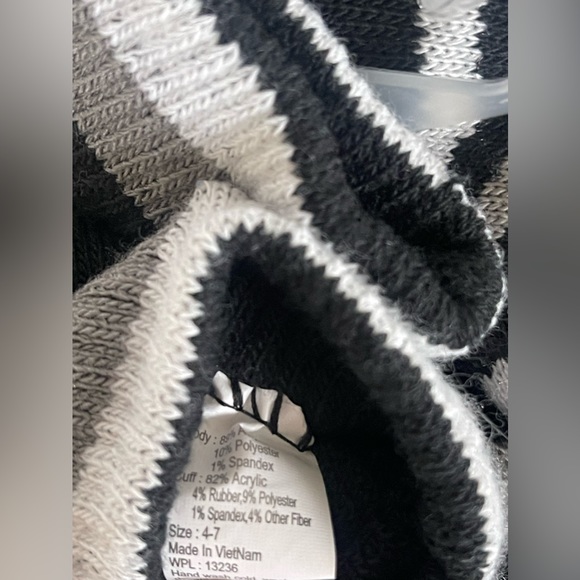 New beanie hat and gloves with skull design - Picture 5 of 5